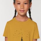 Tshirt enfant manche courte coton biologique couleur ocre avec le dessin d'une pyramide d'animaux sur la planète qui attrapent les étoiles. La couleur de sérigraphie est noir.