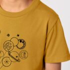 Tshirt enfant manche courte en coton biologique de couleur ocre avec un dessin représentant des planètes en forme de ballons tenu par le petit prince et son renard. La couleur de sérigraphie est noir.