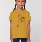 Tshirt enfant manche courte en coton biologique de couleur ocre avec un dessin représentant des planètes en forme de ballons tenu par le petit prince et son renard. La couleur de sérigraphie est noir.