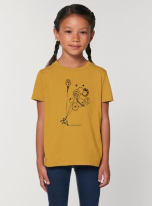 Tshirt enfant manche courte en coton biologique de couleur ocre avec un dessin représentant des planètes en forme de ballons tenu par le petit prince et son renard. La couleur de sérigraphie est noir.