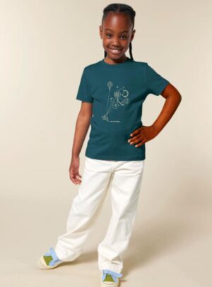 Tshirt enfant manche courte en coton biologique de couleur bleu ardoise avec un dessin représentant des planètes en forme de ballons tenu par le petit prince et son renard. La couleur de sérigraphie est beige.