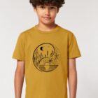 Tshirt enfant manche courte coton biologique couleur ocre avec le dessin d'un yin et yang de la nature, d'un coté les montagnes et de l'autre la plage la sérigraphie est de couleur noir.