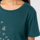 Tshirt femme à manche courte en coton biologique de couleur bleu ardoise avec un dessin d'abeilles s'envolant d'un pissenlit . Avec une inscription ' Bee la vie ', la sérigraphie est de couleur beige.