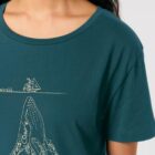 Tshirt femme manche courte en coton biologique de couleur bleu ardoise avec un dessin représentant une baleine avec des motifs polynésiens en sérigraphie de couleur beige.