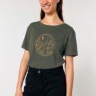 Tshirt femme manche courte coton biologique couleur kaki avec le dessin d'un yin et yang de la nature, d'un coté les montagnes et de l'autre la plage la sérigraphie est de couleur doré.