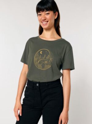 Tshirt femme manche courte coton biologique couleur kaki avec le dessin d'un yin et yang de la nature, d'un coté les montagnes et de l'autre la plage la sérigraphie est de couleur doré.
