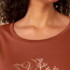 Tshirt femme manche courte couleur terracotta avec le dessin d'un arbre sur une planète et sérigraphie de couleur beige.