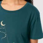 Tshirt femme à manche courte en coton biologique de couleur bleu ardoise avec le dessin d'une personne sur la branche d'un arbre tenant la lune par un cerf volant. La couleur de la sérigraphie est beige.