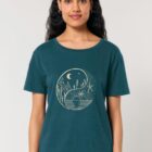 Tshirt femme manche courte coton biologique couleur bleu ardoise avec le dessin d'un yin et yang de la nature, d'un coté les montagnes et de l'autre la plage la sérigraphie est de couleur beige.