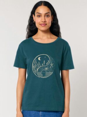 Tshirt femme manche courte coton biologique couleur bleu ardoise avec le dessin d'un yin et yang de la nature, d'un coté les montagnes et de l'autre la plage la sérigraphie est de couleur beige.