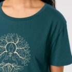 Tshirt femme manche courte coton biologique couleur bleu ardoise avec le dessin d'un bouddha sur des racines et entouré de branches d'arbre, la sérigraphie est de couleur beige.