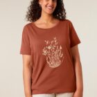 Tshirt femme à manche courte en coton biologique de couleur terracotta avec un dessin de bouquet de fleurs en forme allongée. Avec une inscription ' La clef des champs', la sérigraphie est de couleur beige.