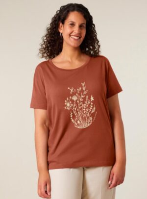 Tshirt femme à manche courte en coton biologique de couleur terracotta avec un dessin de bouquet de fleurs en forme allongée. Avec une inscription ' La clef des champs', la sérigraphie est de couleur beige.
