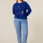 Tshirt femme à manche manche longue en coton biologique de couleur bleu roi avec le dessin d'une personne sur la branche d'un arbre tenant la lune par un cerf volant. La couleur de la sérigraphie est doré.