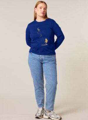 Tshirt femme à manche manche longue en coton biologique de couleur bleu roi avec le dessin d'une personne sur la branche d'un arbre tenant la lune par un cerf volant. La couleur de la sérigraphie est doré.