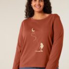 Tshirt femme à manche manche longue en coton biologique de couleur terracotta avec le dessin d'une personne sur la branche d'un arbre tenant la lune par un cerf volant. La couleur de la sérigraphie est beige.