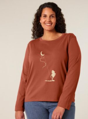 Tshirt femme à manche manche longue en coton biologique de couleur terracotta avec le dessin d'une personne sur la branche d'un arbre tenant la lune par un cerf volant. La couleur de la sérigraphie est beige.