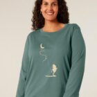 Tshirt femme à manche manche longue en coton biologique de couleur vert jade avec le dessin d'une personne sur la branche d'un arbre tenant la lune par un cerf volant. La couleur de la sérigraphie est beige.