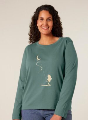 Tshirt femme à manche manche longue en coton biologique de couleur vert jade avec le dessin d'une personne sur la branche d'un arbre tenant la lune par un cerf volant. La couleur de la sérigraphie est beige.