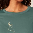 Tshirt femme à manche manche longue en coton biologique de couleur vert jade avec le dessin d'une personne sur la branche d'un arbre tenant la lune par un cerf volant. La couleur de la sérigraphie est beige.