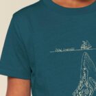 Tshirt enfant manche courte en coton biologique de couleur bleu ardoise avec un dessin représentant une baleine avec des motifs polynésiens en sérigraphie de couleur beige.