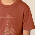Tshirt enfant manche courte en coton biologique de couleur terracotta avec un dessin représentant une baleine avec des motifs polynésiens en sérigraphie de couleur beige.