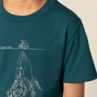Tshirt enfant manche courte en coton biologique de couleur bleu ardoise avec un dessin représentant une baleine avec des motifs polynésiens en sérigraphie de couleur beige.