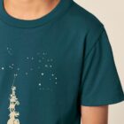 Tshirt enfant manche courte coton biologique couleur bleu ardoise avec le dessin d'une pyramide d'animaux sur la planète qui attrapent les étoiles. La couleur de sérigraphie est beige.