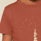 Tshirt enfant manche courte coton biologique couleur terracotta avec le dessin d'une pyramide d'animaux sur la planète qui attrapent les étoiles. La couleur de sérigraphie est beige.