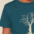 Tshirt enfant manche courte couleur bleu ardoise avec le dessin d'un arbre sur une planète et sérigraphie de couleur beige.