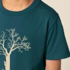 Tshirt enfant manche courte couleur bleu ardoise avec le dessin d'un arbre sur une planète et sérigraphie de couleur beige.
