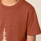 Tshirt enfant manche courte coton biologique couleur terracotta avec le dessin d'une pyramide d'animaux sur la planète qui attrapent les étoiles. La couleur de sérigraphie est beige.
