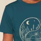 Tshirt enfant manche courte coton biologique couleur bleu ardoise avec le dessin d'un yin et yang de la nature, d'un coté les montagnes et de l'autre la plage la sérigraphie est de couleur noir.