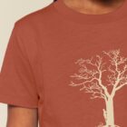 Tshirt enfant manche courte couleur terracotta avec le dessin d'un arbre sur une planète et sérigraphie de couleur beige.