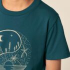 Tshirt enfant manche courte coton biologique couleur bleu ardoise avec le dessin d'un yin et yang de la nature, d'un coté les montagnes et de l'autre la plage la sérigraphie est de couleur noir.