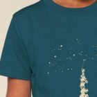 Tshirt enfant manche courte coton biologique couleur bleu ardoise avec le dessin d'une pyramide d'animaux sur la planète qui attrapent les étoiles. La couleur de sérigraphie est beige.