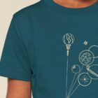 Tshirt enfant manche courte en coton biologique de couleur bleu ardoise avec un dessin représentant des planètes en forme de ballons tenu par le petit prince et son renard. La couleur de sérigraphie est beige.
