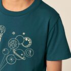 Tshirt enfant manche courte en coton biologique de couleur bleu ardoise avec un dessin représentant des planètes en forme de ballons tenu par le petit prince et son renard. La couleur de sérigraphie est beige.