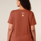 Tshirt femme manche courte en coton biologique de couleur terracotta vue de dos avec le dessin de la marque entre les épaules et la sérigraphie est de couleur beige.