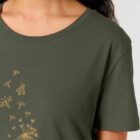 Tshirt femme à manche courte en coton biologique de couleur kaki avec un dessin d'abeilles s'envolant d'un pissenlit . Avec une inscription ' Bee la vie ', la sérigraphie est de couleur doré.