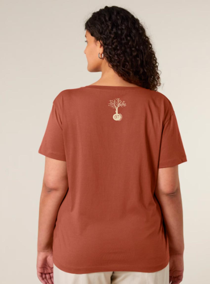 Tshirt femme manche courte en coton biologique de couleur terracotta vue de dos avec le dessin de la marque entre les épaules et la sérigraphie est de couleur beige.