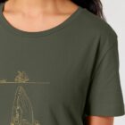 Tshirt femme manche courte en coton biologique de couleur kaki avec un dessin représentant une baleine avec des motifs polynésiens en sérigraphie de couleur doré.