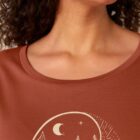 Tshirt femme manche courte coton biologique couleur terracotta avec le dessin d'un yin et yang de la nature, d'un coté les montagnes et de l'autre la plage la sérigraphie est de couleur beige.