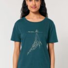 Tshirt femme manche courte en coton biologique de couleur bleu ardoise avec un dessin représentant une baleine avec des motifs polynésiens en sérigraphie de couleur beige.