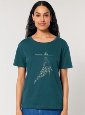 Tshirt femme manche courte en coton biologique de couleur bleu ardoise avec un dessin représentant une baleine avec des motifs polynésiens en sérigraphie de couleur beige.