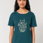 Tshirt femme à manche courte en coton biologique de couleur bleu ardoise avec un dessin de bouquet de fleurs en forme allongée. Avec une inscription ' La clef des champs', la sérigraphie est de couleur beige.