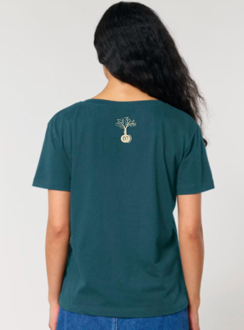 Tshirt femme manche courte en coton biologique de couleur bleu ardoise vue de dos avec le dessin de la marque entre les épaules et la sérigraphie est de couleur beige.