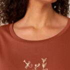 Tshirt femme à manche courte en coton biologique de couleur terracotta avec un dessin de bouquet de fleurs en forme allongée. Avec une inscription ' La clef des champs', la sérigraphie est de couleur beige.