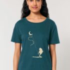 Tshirt femme à manche courte en coton biologique de couleur bleu ardoise avec le dessin d'une personne sur la branche d'un arbre tenant la lune par un cerf volant. La couleur de la sérigraphie est beige.