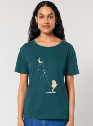 Tshirt femme à manche courte en coton biologique de couleur bleu ardoise avec le dessin d'une personne sur la branche d'un arbre tenant la lune par un cerf volant. La couleur de la sérigraphie est beige.